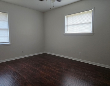 10522 Royal Oaks Drive - Photo Thumbnail 3