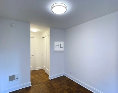 East 56 Street - Photo Thumbnail 2