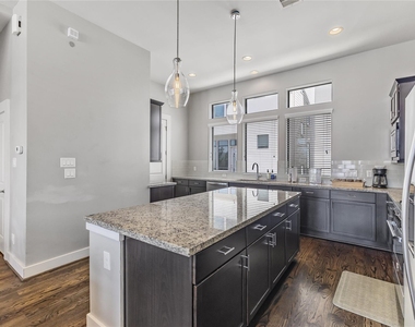 2114 Sabine Street - Photo Thumbnail 8