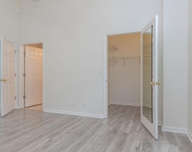 808 Carlyle Lane - Photo Thumbnail 9
