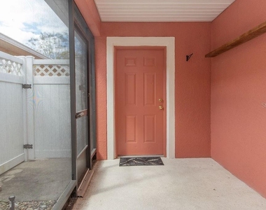 808 Carlyle Lane - Photo Thumbnail 14