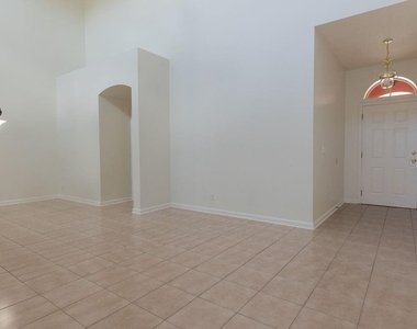 808 Carlyle Lane - Photo Thumbnail 3