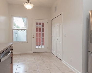 808 Carlyle Lane - Photo Thumbnail 6