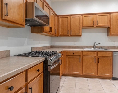 808 Carlyle Lane - Photo Thumbnail 5