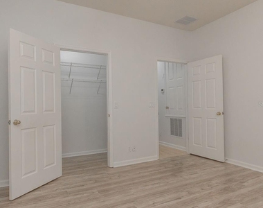 808 Carlyle Lane - Photo Thumbnail 12