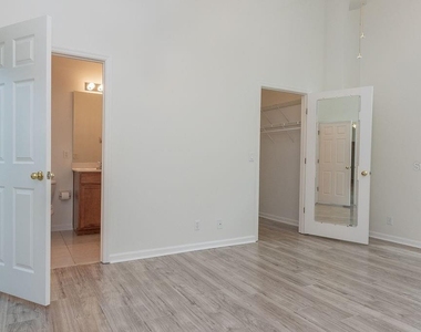 808 Carlyle Lane - Photo Thumbnail 8