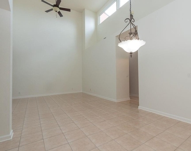 808 Carlyle Lane - Photo Thumbnail 4