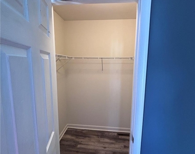 207 Hampshire - Photo Thumbnail 24