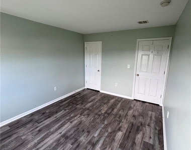 207 Hampshire - Photo Thumbnail 9