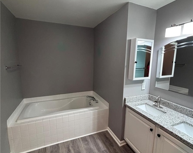 207 Hampshire - Photo Thumbnail 19