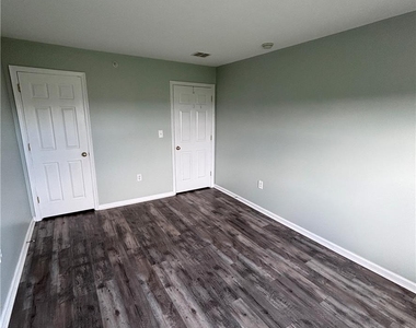 207 Hampshire - Photo Thumbnail 10