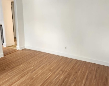 527 Wyandotte Street - Photo Thumbnail 7