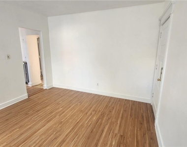 527 Wyandotte Street - Photo Thumbnail 8