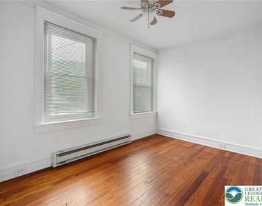 728 E 6th Street - Photo Thumbnail 3