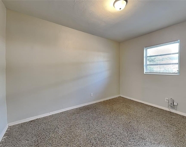 1505 E Genesee Street - Photo Thumbnail 12