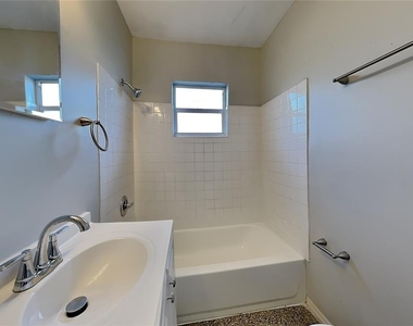 1505 E Genesee Street - Photo Thumbnail 8