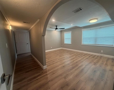 101 W Lemon Street - Photo Thumbnail 7