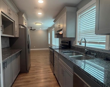 101 W Lemon Street - Photo Thumbnail 3