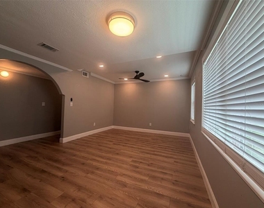101 W Lemon Street - Photo Thumbnail 4