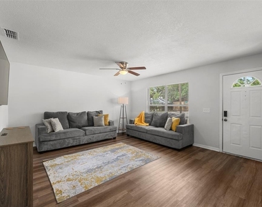 8013 N Alaska Street - Photo Thumbnail 4