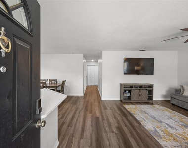 8013 N Alaska Street - Photo Thumbnail 3
