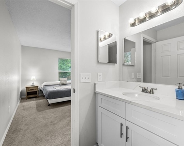 8013 N Alaska Street - Photo Thumbnail 14
