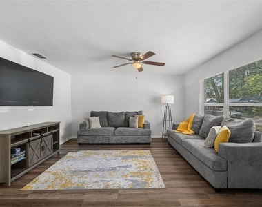 8013 N Alaska Street - Photo Thumbnail 5