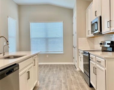 33879 Astoria Cir - Photo Thumbnail 7
