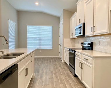 33879 Astoria Cir - Photo Thumbnail 6