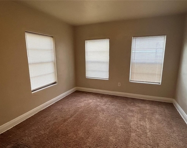 21 W Sessoms Avenue - Photo Thumbnail 3
