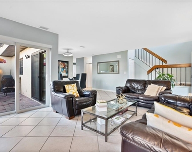 435 Hunter Circle - Photo Thumbnail 3