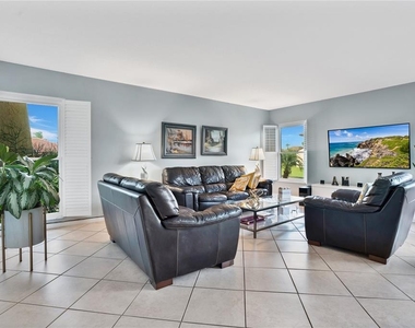 435 Hunter Circle - Photo Thumbnail 4