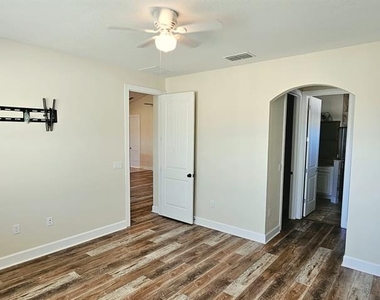 465 Bellissimo Place - Photo Thumbnail 42