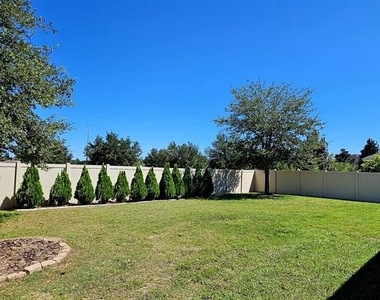 465 Bellissimo Place - Photo Thumbnail 15