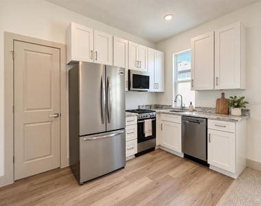 724 Ellwood Avenue - Photo Thumbnail 6