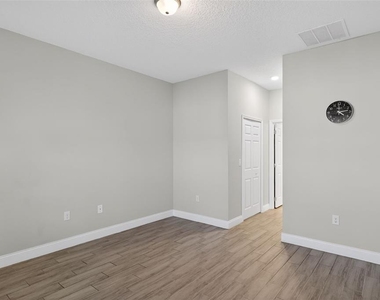 717 Robin Court - Photo Thumbnail 9