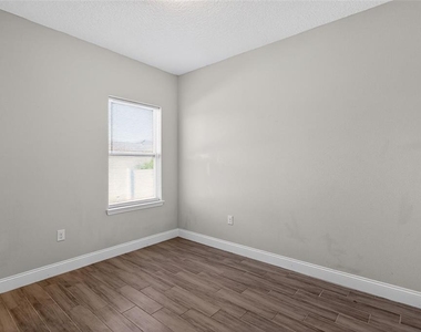 717 Robin Court - Photo Thumbnail 12