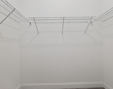 717 Robin Court - Photo Thumbnail 43