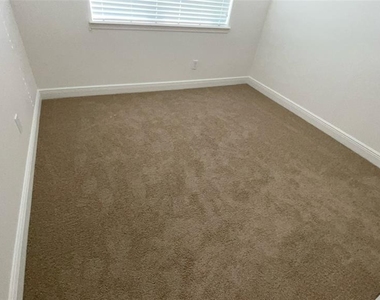 8128 Jailene Drive - Photo Thumbnail 9