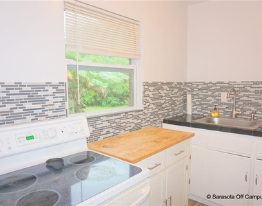 946 40th Street - Photo Thumbnail 2