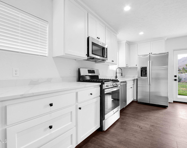 611 Mesita Drive - Photo Thumbnail 10