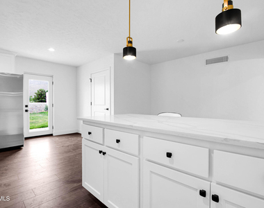 611 Mesita Drive - Photo Thumbnail 11