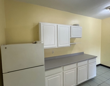1064 Poquonnock Road - Photo Thumbnail 8