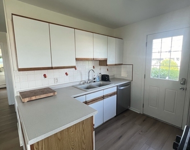 851 Pequot Avenue - Photo Thumbnail 6