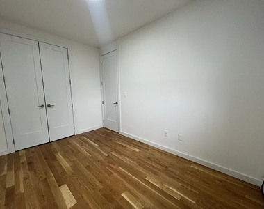 957 Kent Avenue - Photo Thumbnail 3