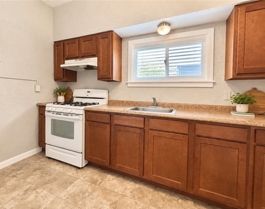 738 10th St - Photo Thumbnail 1