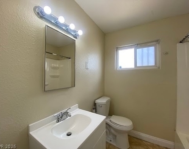 512 North Circle - Photo Thumbnail 4