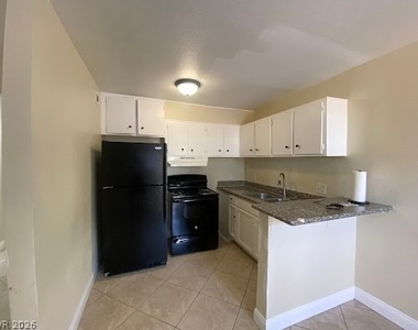 512 North Circle - Photo Thumbnail 1