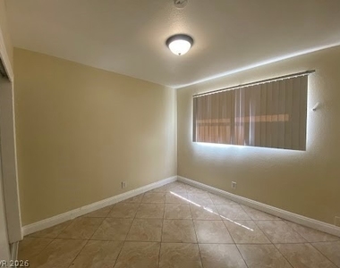 512 North Circle - Photo Thumbnail 2