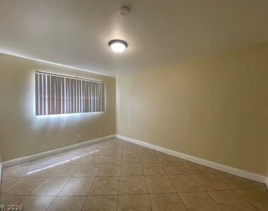 512 North Circle - Photo Thumbnail 3